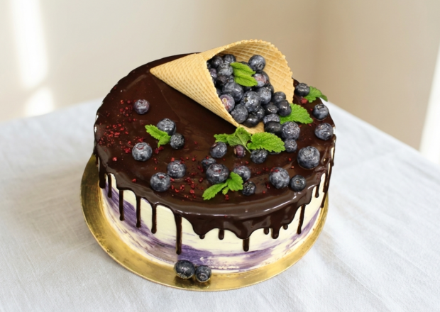 Stékaný dort s kornoutem a borůvkami